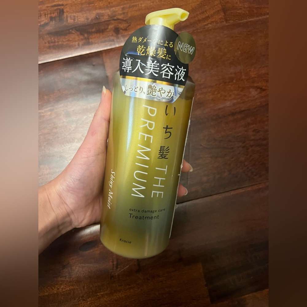 Kracie ICHIKAMI The Premium Extra Damage Care Hair Treatment Shiny Moist 480ml